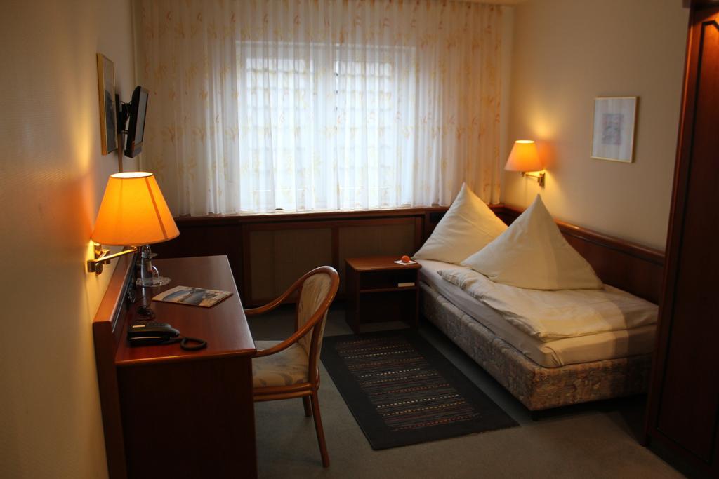 Hotel & Restaurant Zum Vater Rhein Monheim am Rhein Quarto foto